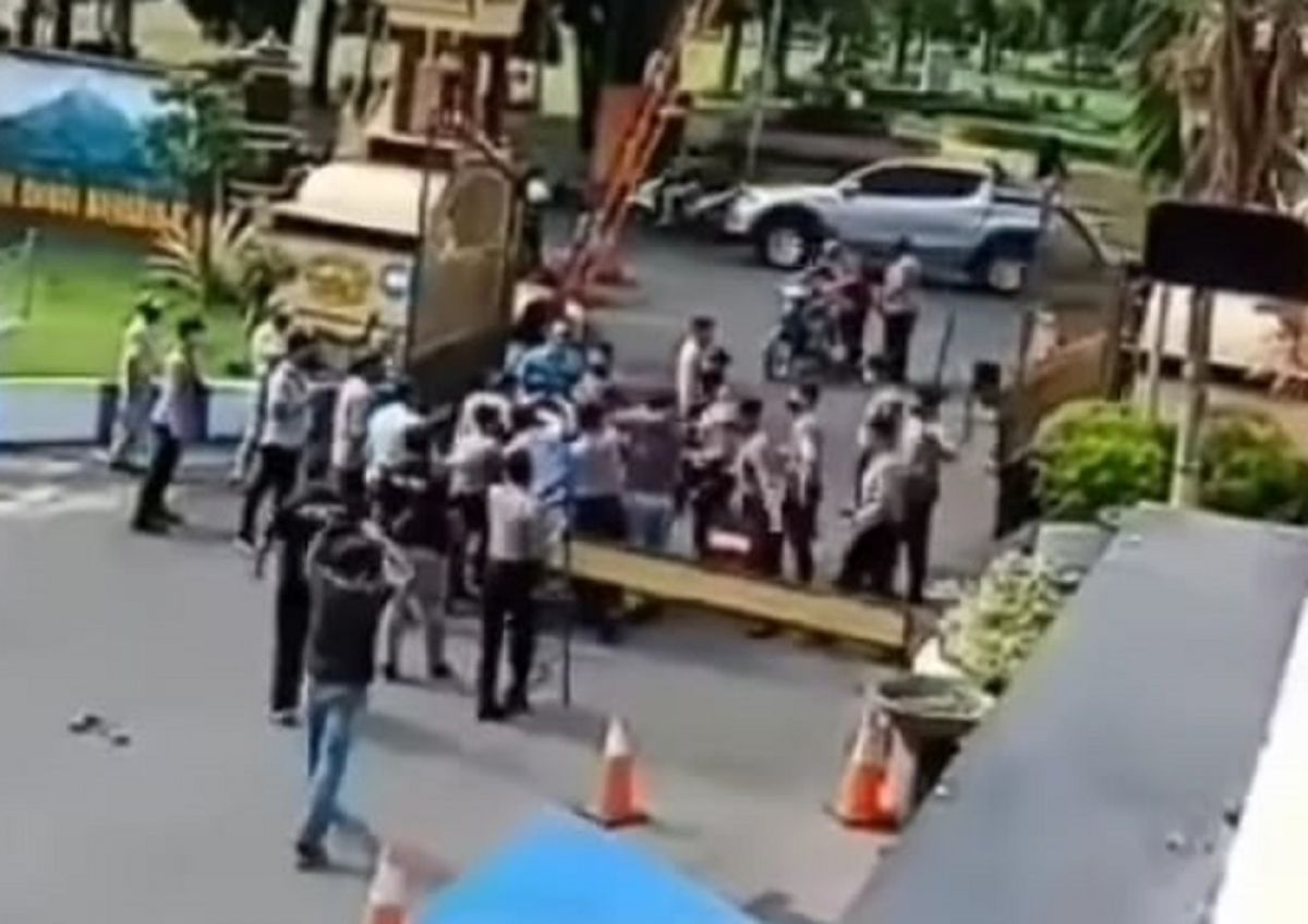 Ini Identitas Pria Bersajam Penyerang Polres Lumajang