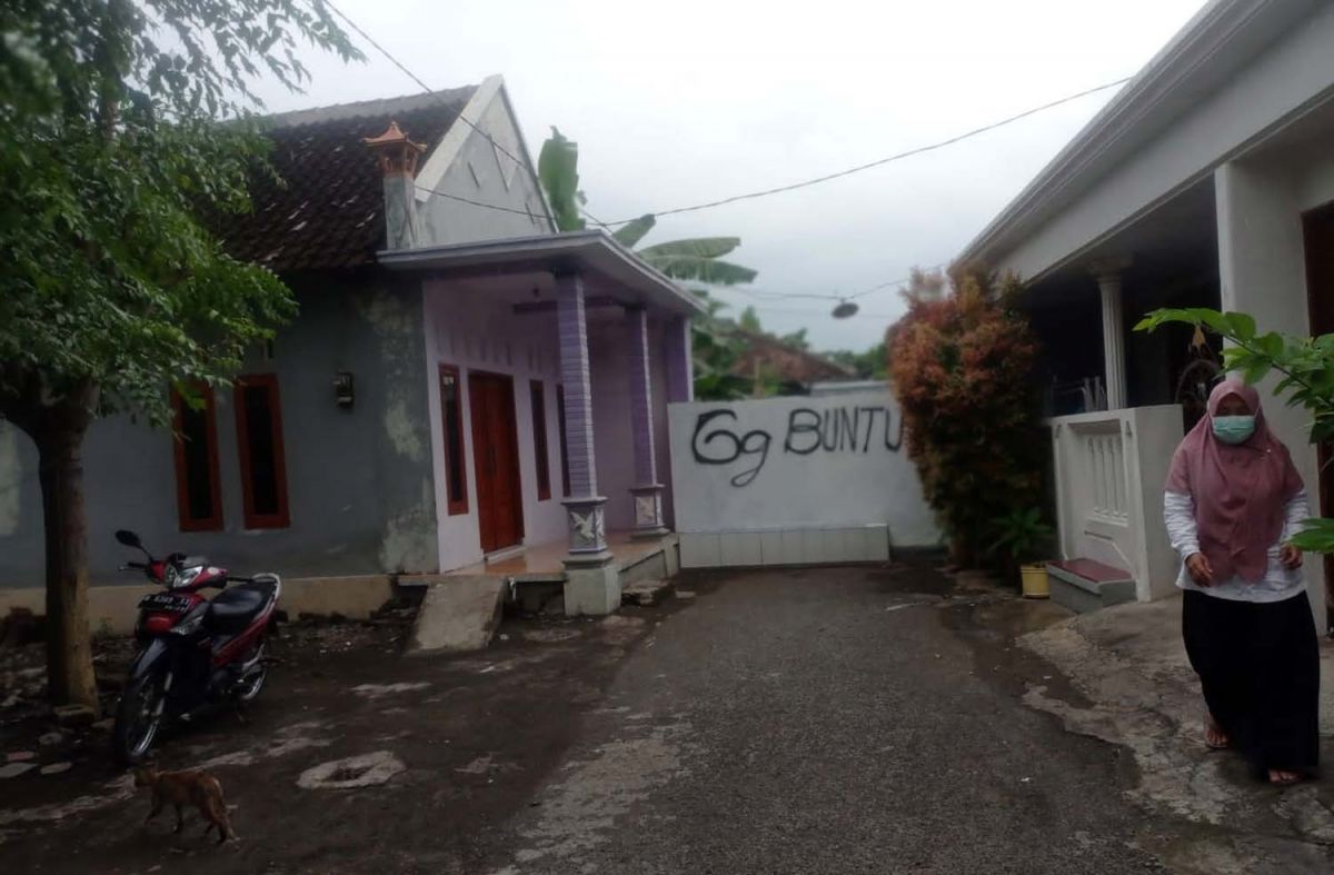 Tembok yang dibangun untuk menutup jalan penghubung antar RT di Kota Probolinggo