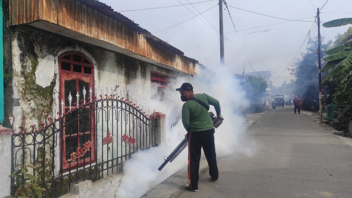 Fogging untuk mengantisipasi DBD. (Foto: Nor for jatimnow.com)