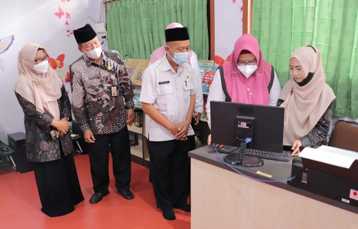 Wakil Bupati Gresik Aminatun Habibah saat meresmikan perpustakaan digital ramah anak "Lentera Ilmu" di MI Baitussalam Desa Betiring, Kecamatan Cerme (Foto: Humas Pemkab Gresik)
