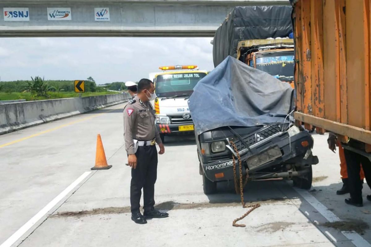 Polisi melakukan olah TKP kecelakaan di Tol Ngawi (Foto: Polres Ngawi)