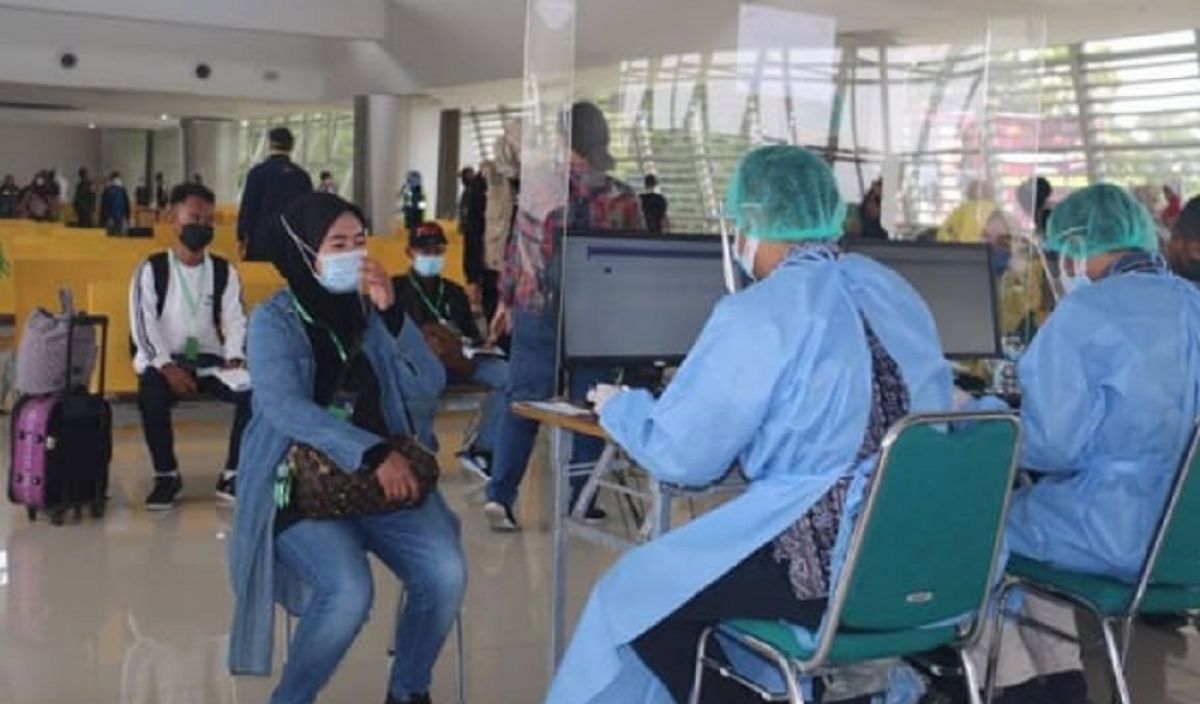 PMI saat datang di Bandara Juanda. (Foto: IG Khofifah Indar Parawansa)