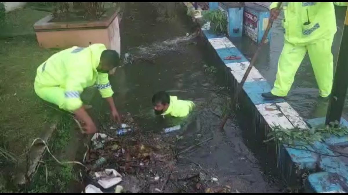 Aksi Polisi di Kota Probolinggo Masuk Selokan Bersihkan Sampah Penyebab Banjir