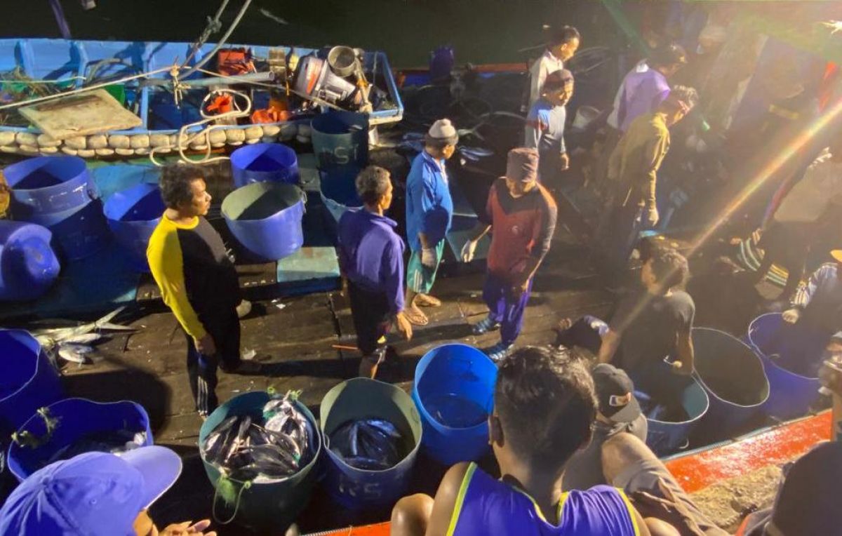 Petugas melakukan penggeledahan kapal yang diduga melakukan pembantaian lumba-lumba. (Polres Pacitan/jatimnow.com)