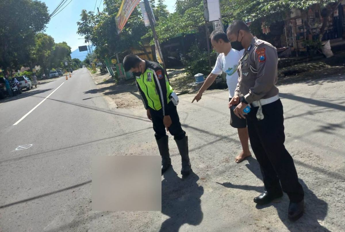 Polisi melakukan olah TKP di lokasi kecelakaan yang libatkan 3 pelajar di Madiun. (Foto: Polres Madiun/jatimnow.com)