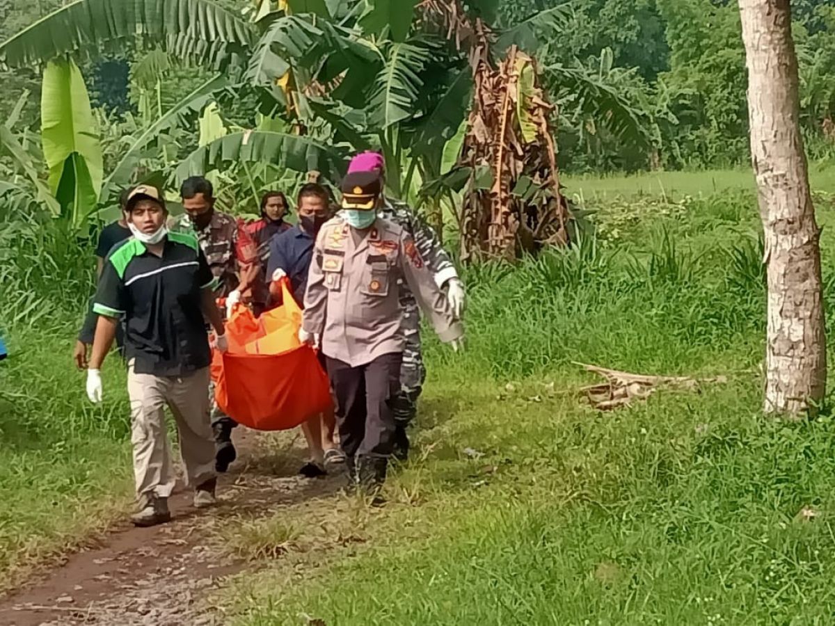 Polisi mengevakuasi mayat yang ditemukan mengambang di Sungai Bomo. (Foto: Rony Subhan/jatimnow.com)