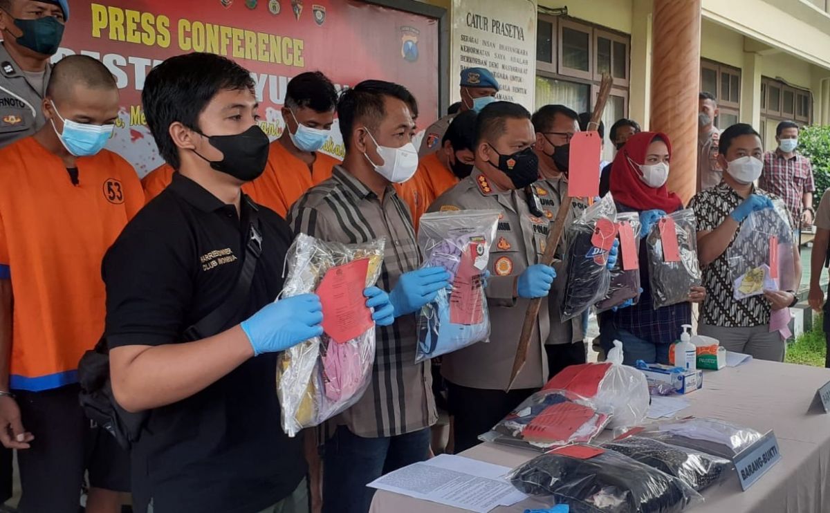 Kapolresta Banyuwangi Kombes Pol Nasrun Pasaribu menunjukkan barang bukti kasus pemerkosaan. (Foto: Humas Polresta Banyuwangi/jatimnow.com)