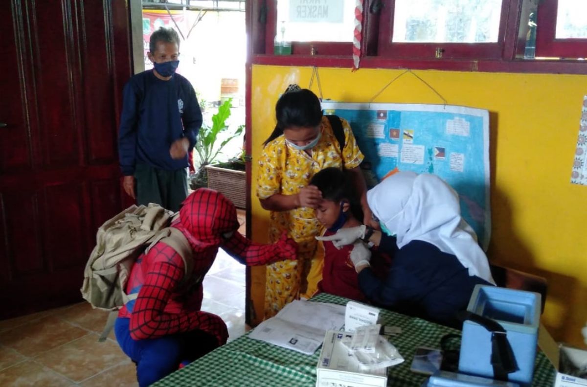 Kapolsek Sukorejo AKP Sukiyanto berdandan memakai kostum Spiderman. (Foto: Moch. Rois/jatimnow.com)