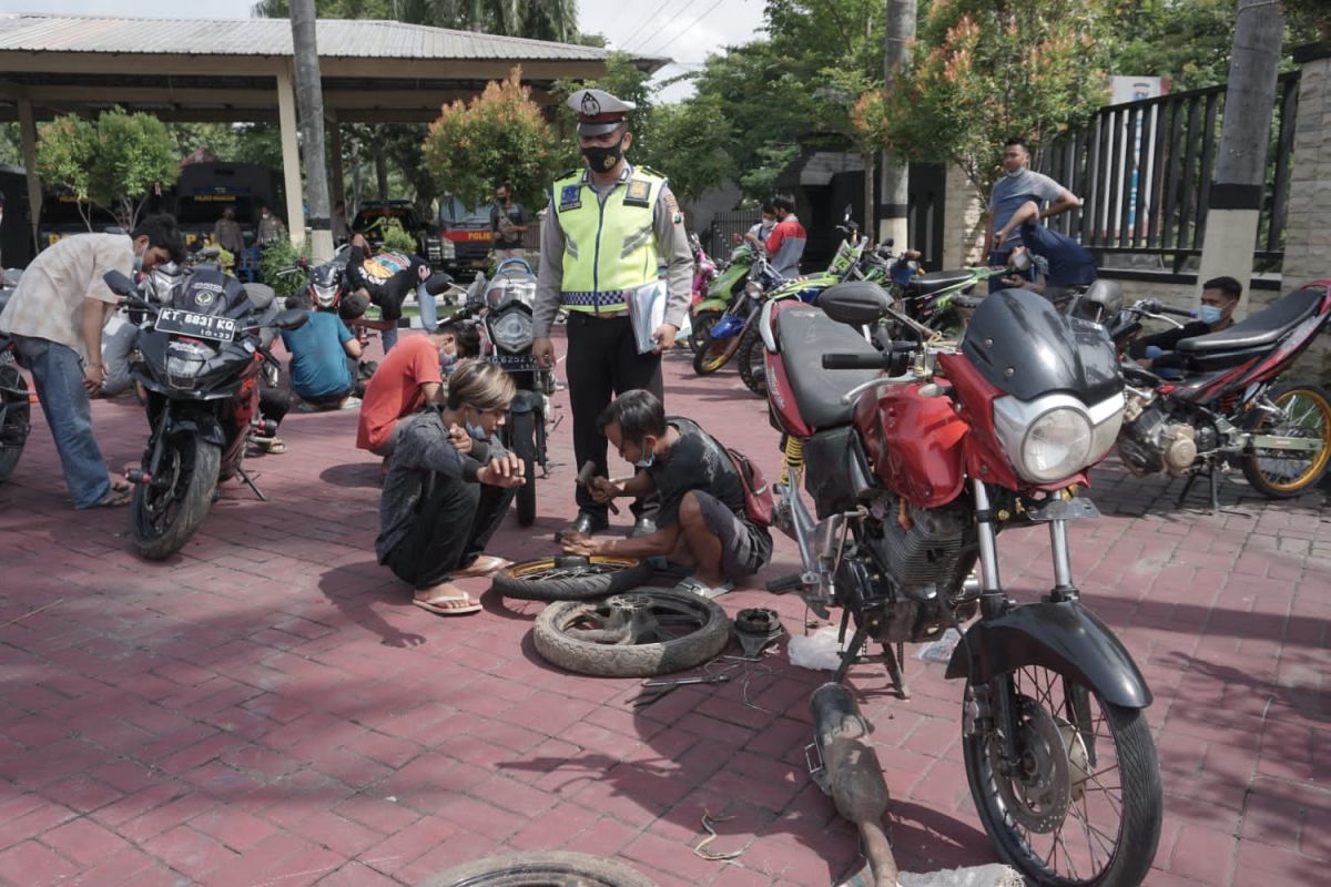 Suasana Mapolres Nganjuk Mendadak Seperti Bengkel