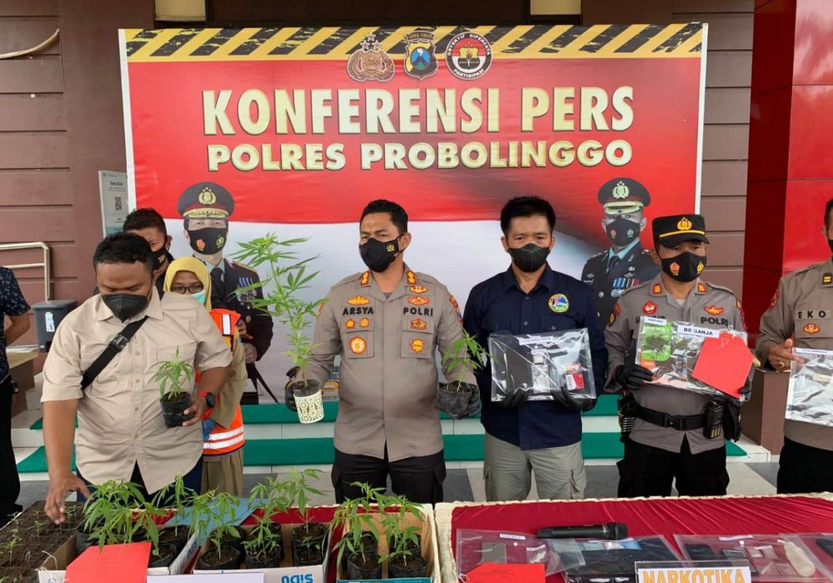 Kapolres Probolinggo AKBP Teuku Arsya Khadafi, saat ungkap di Mapolres. (Foto: Humas Polres Probolinggo/jatimnow.com)