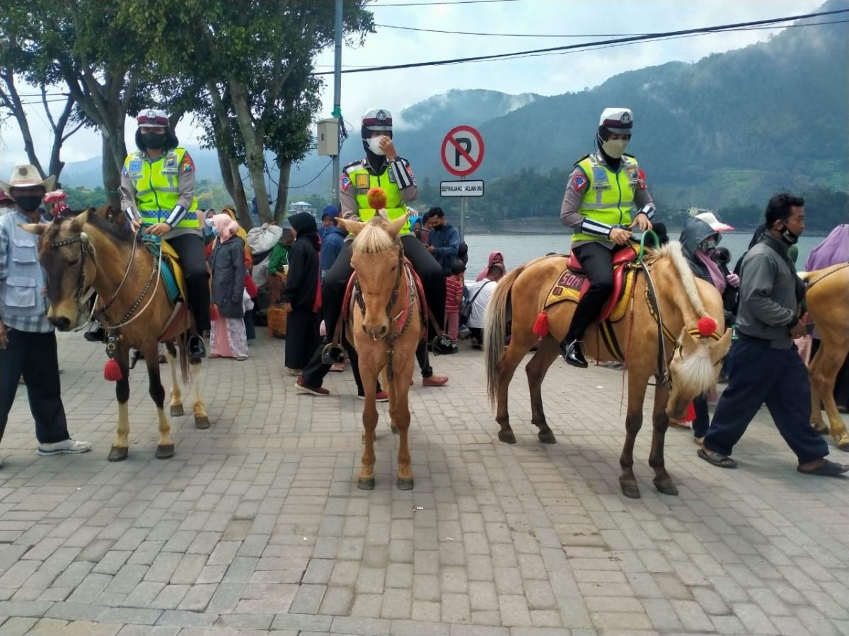 Srikandi berkuda, badut, dan Sinterklas dari Polres Magetan berpatroli di Telaga Sarangan. (Foto: Polres Magetan/jatimnow.com)
