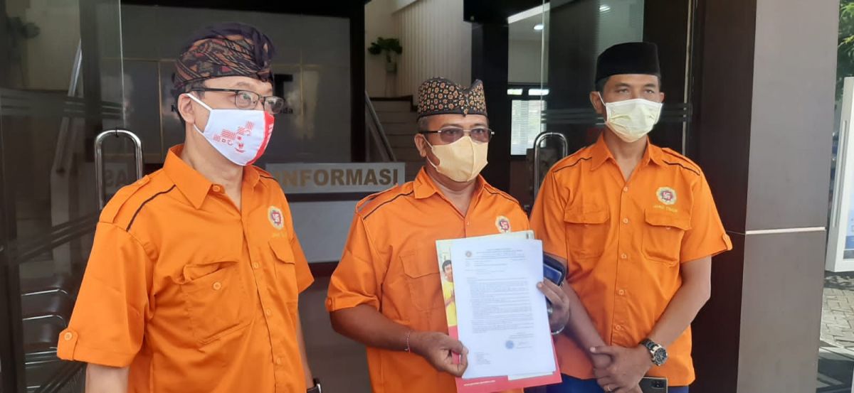 DPD Prajaniti Hindu Indonesia Jatim melapor ke Polda Jatim. (Foto: Zain Ahmad/jatimnow.com)