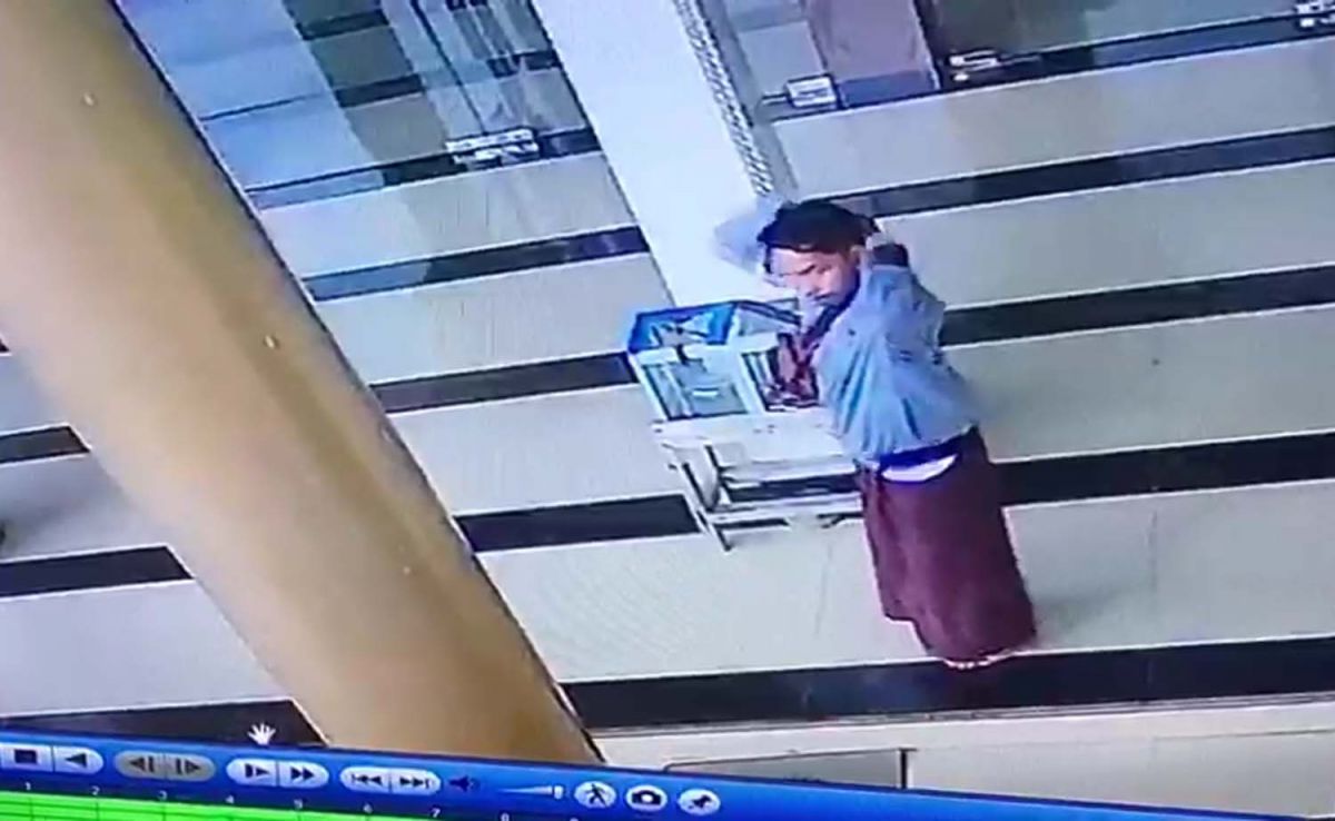 Tangkapan layar video CCTV yang merekam aksi pria mencuri uang kotak amal masjid di Pasuruan