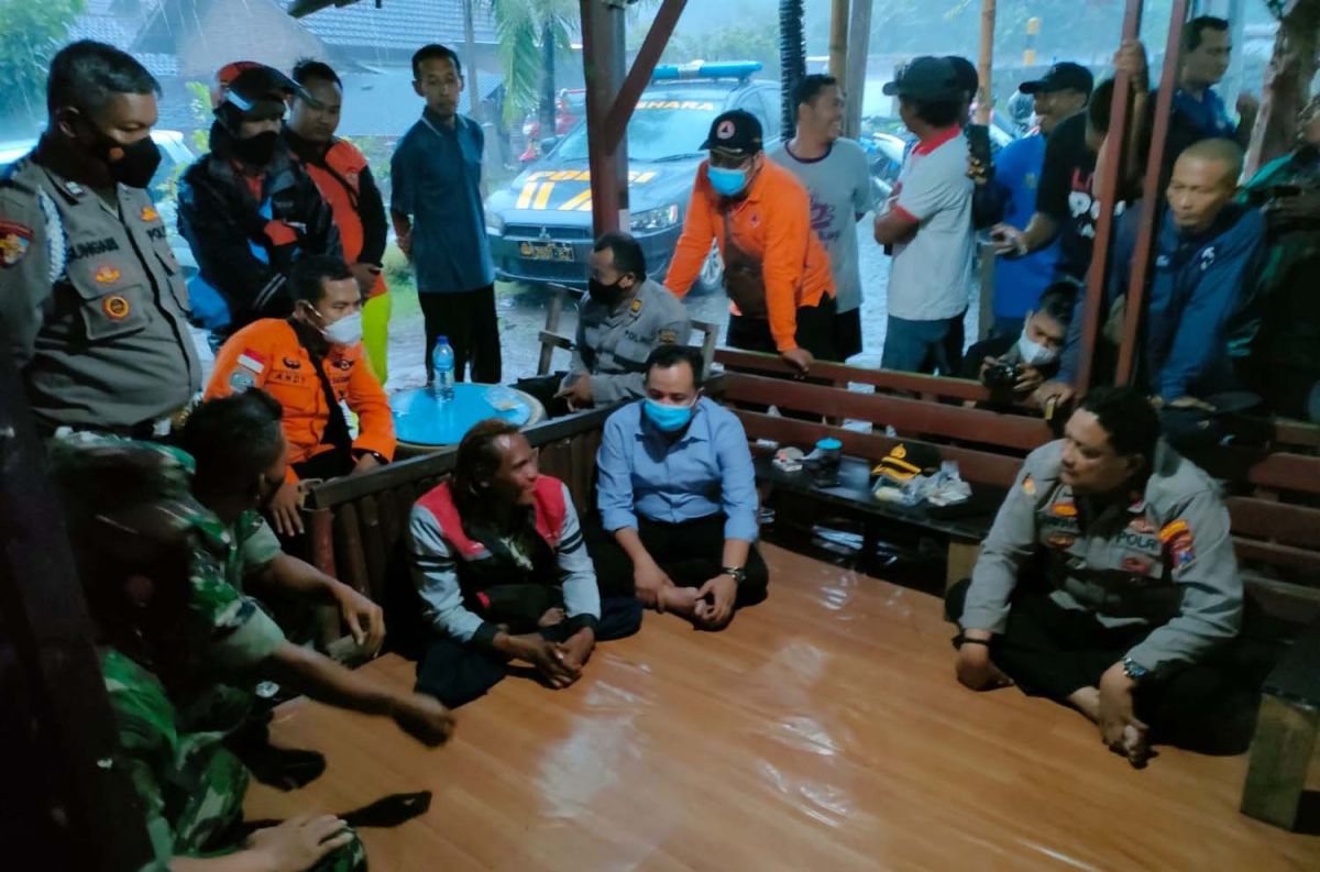 Suwanto saat dijemput (Foto: Kapolsek Ngoro for jatimnow.com)