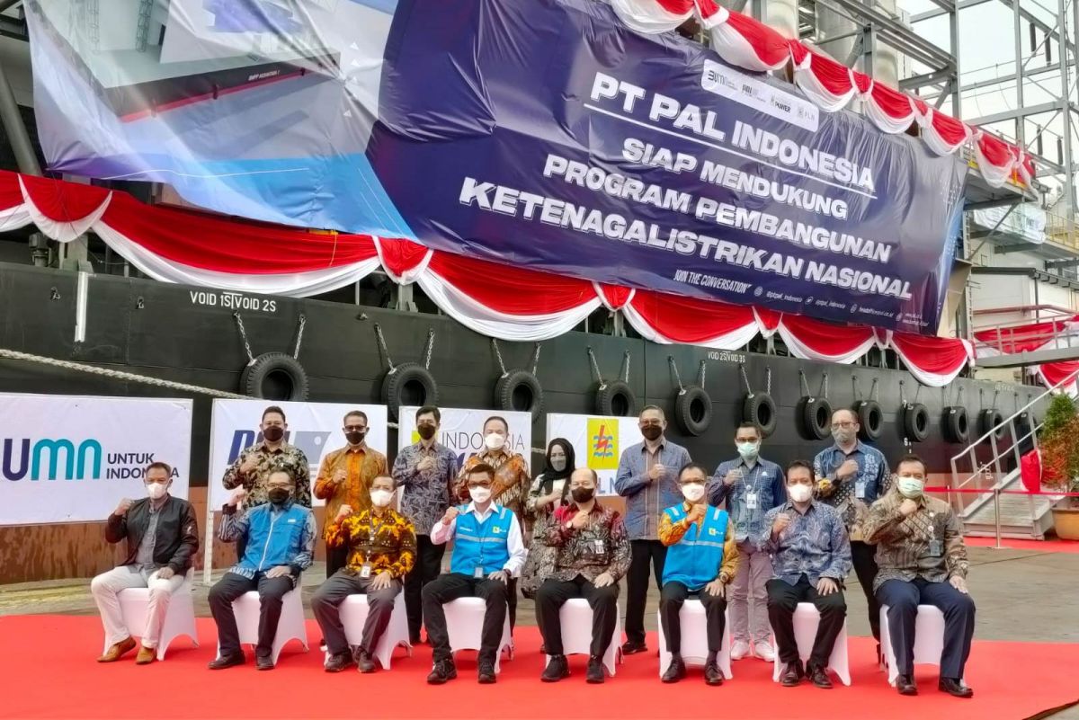 Petinggi PT PAL, PLN, Indonesia Power, dan SUMALPANA, saat seremonial sail away Barge Mounted Power Plant (BMPP) Nusantara 1. (Foto: PT PAL Indonesia/jatimnow.com)