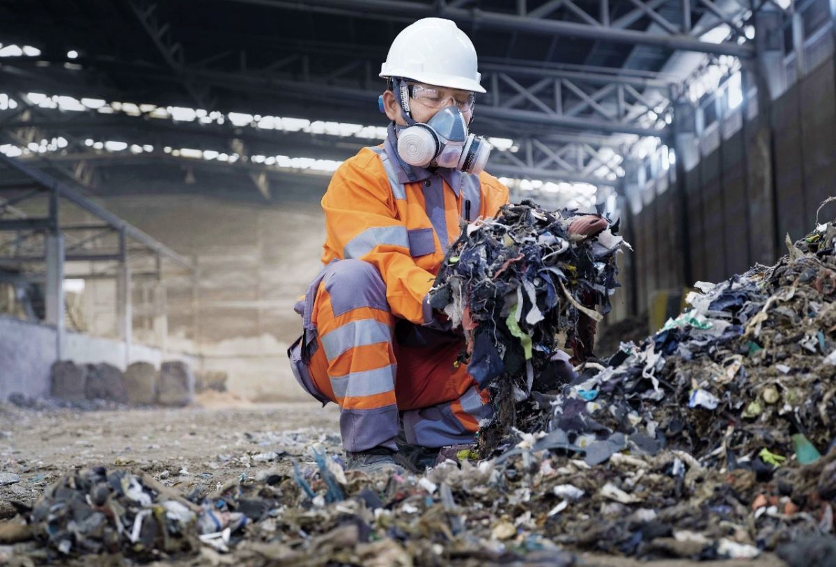 SIG memanfaatkan sampah kota menjadi bahan bakar alternatif pengganti batu bara di Pabrik Cilacap (Jawa Tengah) dan Pabrik Narogong (Jawa Barat).