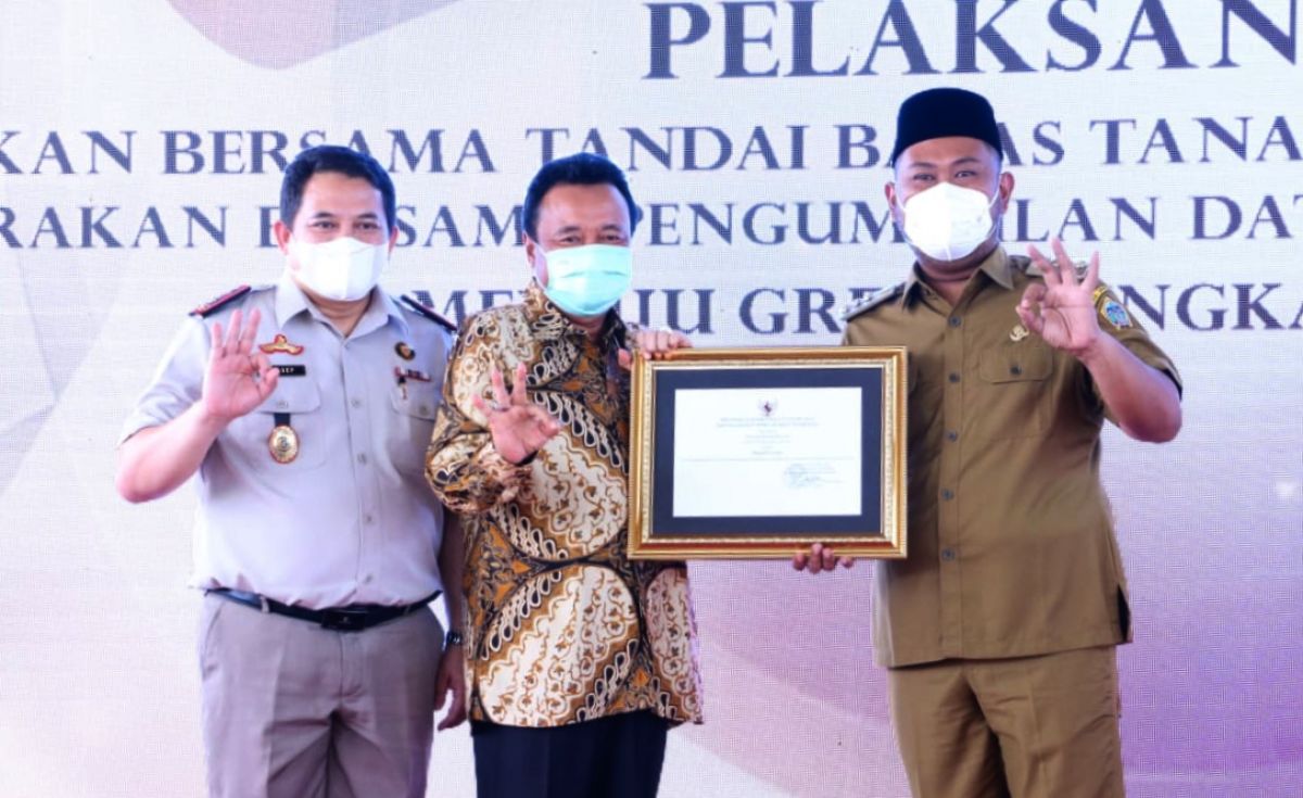 Bupati Gresik Fandi Akhmad Yani (kanan) saat menerima penghargaan dari Menteri Agraria (Foto-foto: Humas Pemkab Gresik)