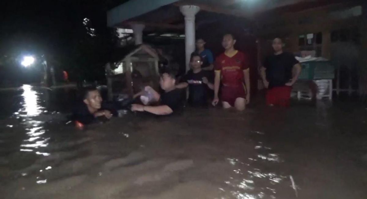 Sungai Meluap, Banjir Rendam Ratusan Rumah di Saradan Madiun, Warga Mengungsi