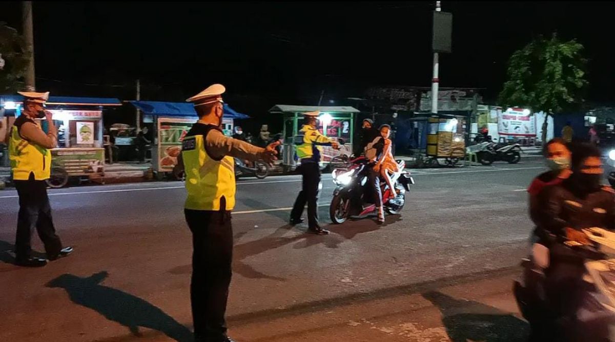 Petugas melakukan razia lalu lintas di Kabupaten Madiun (Foto: Mita Kusuma/jatimnow.com)