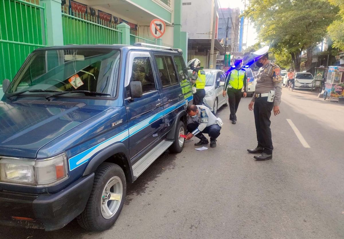 Parkir Sembarangan, Roda 13 Mobil di Ponorogo Digembok