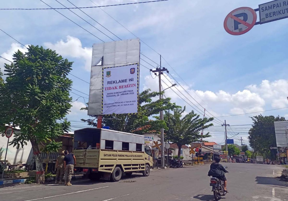Papan reklame yang disegel Satpol PP Kota Mojokerto (Foto: Adi for jatimnow.com)