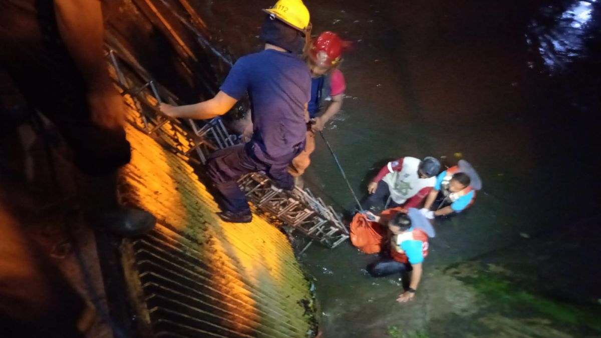 Proses evakuasi jenazah remaja yang terseret arus saluran di kawasan Jalan RA Kartini, Surabaya (Foto: jatimnow.com)