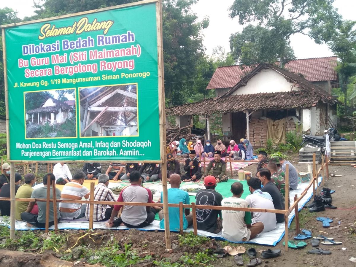 Pembangunan ulang rumah Siti Maimanah dimulai setelah mendapat bantuan dari berbagai pihak. (Foto: Mita Kusuma/jatimnow.com)