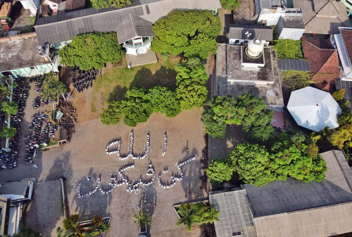 Foto: Santri-santri di Jember Berbaris Membentuk Lafaz Allah