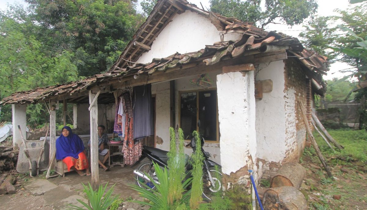 Siti Maimanah, guru Playgroup di Ponorogo harus tinggal di rumah tak layak huni. (Foto: Mita Kusuma/jatimnow.com)