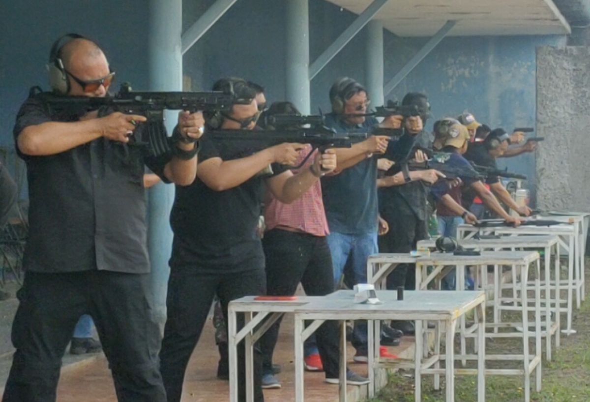 Komunitas advokat yang tergabung dalam SAKTI mengisi waktu liburan dengan olahraga menembak. (Foto: Jajeli Rois/jatimnow.com)
