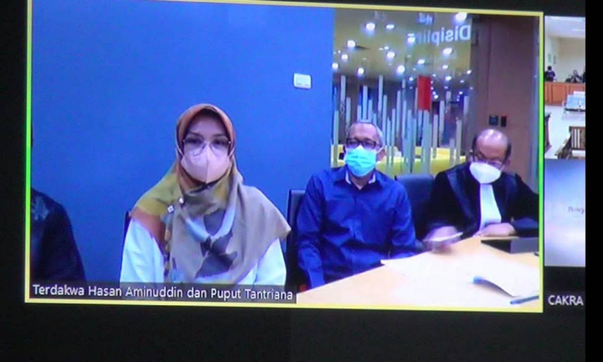 Bupati nonaktif Probolinggo Puput Tantriana Sari dan anggota DPR RI Hasan Aminuddin, saat menjalani sidang dakwaan. (Foto: Achmad Supriyadi/jatimnow.com)