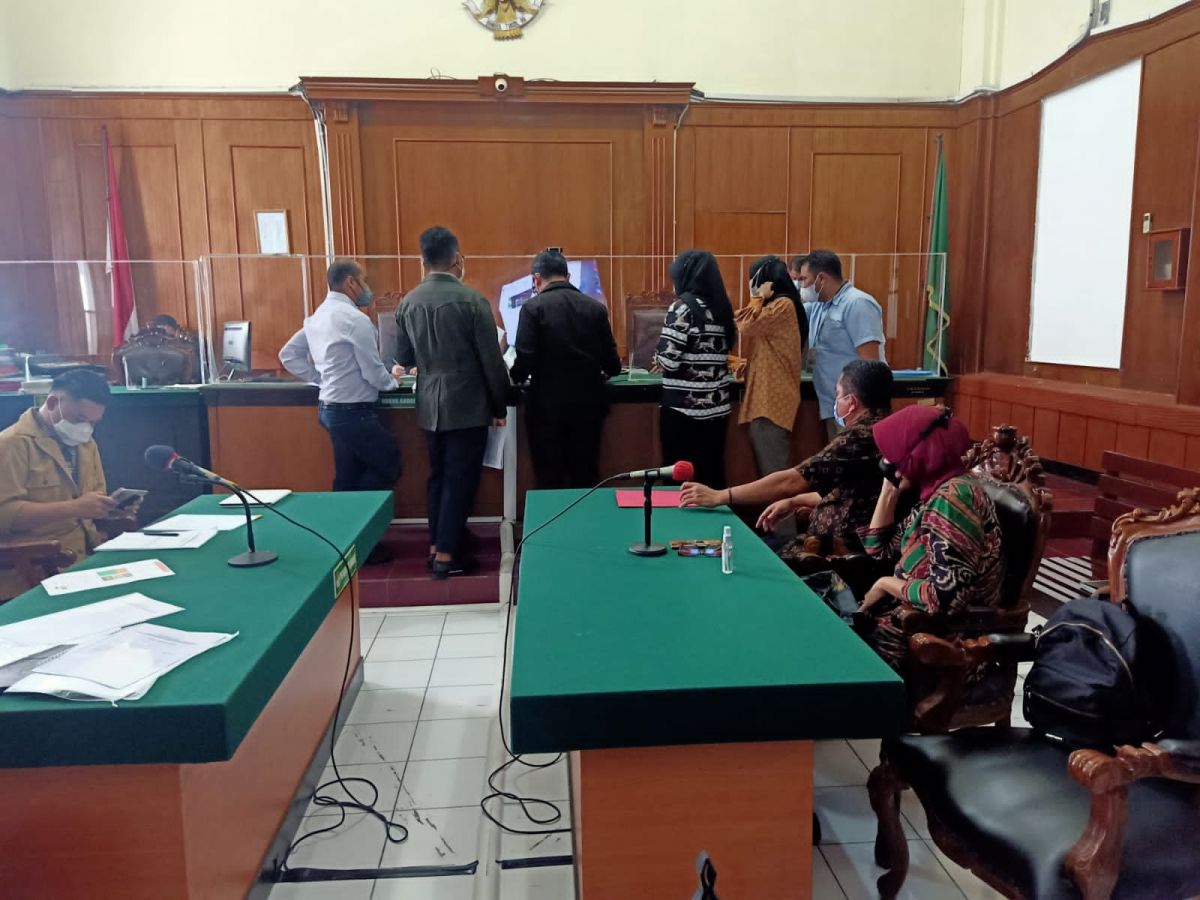 Suasana sidang praperadilan kasus kekerasaan seksual di SMA SPI Kota Batu. (Foto: Zain Ahmad/jatimnow.com)