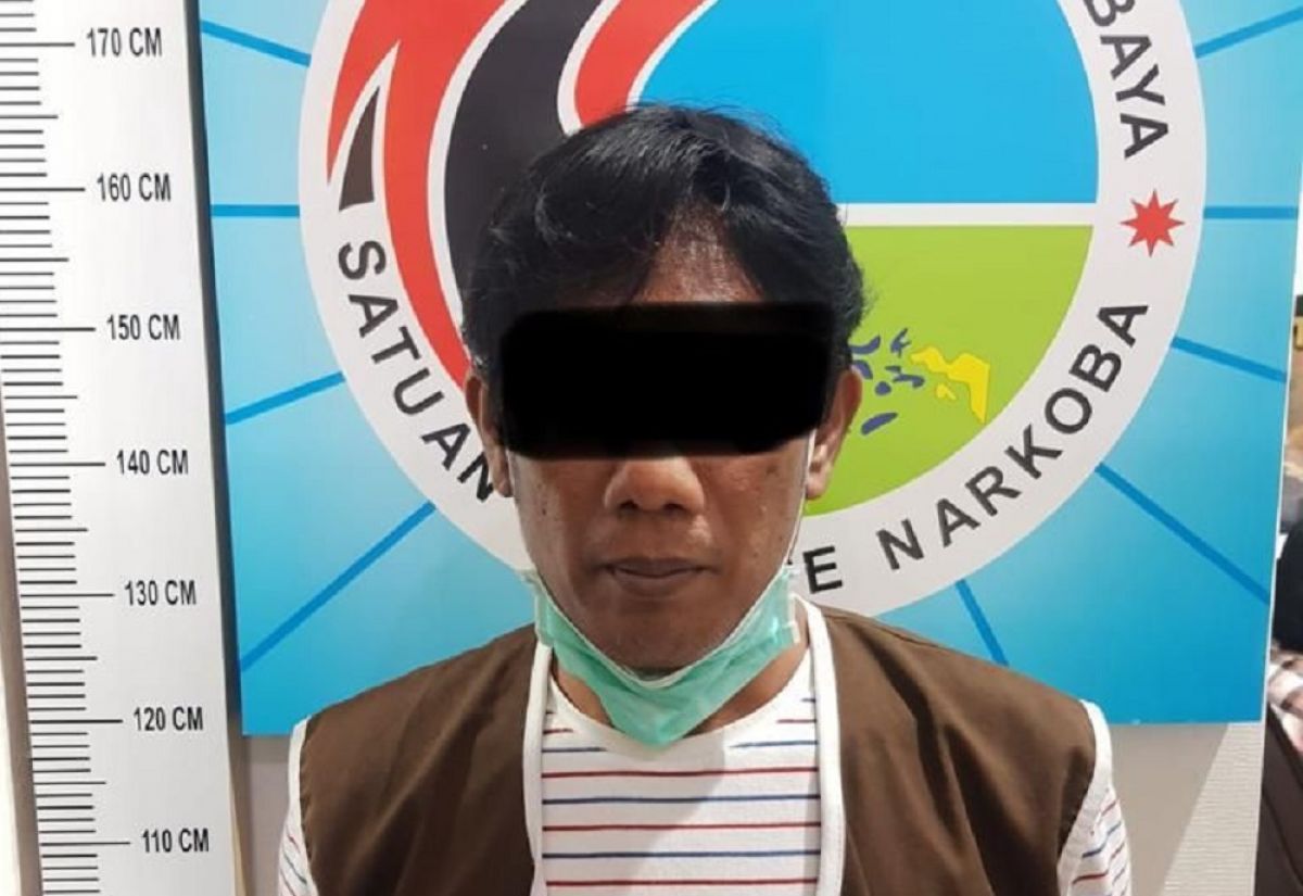 Tersangka SH sempat mengecoh polisi dengan menyembunyikan sabu dalam helm. (Foto: Polrestabes Surabaya)