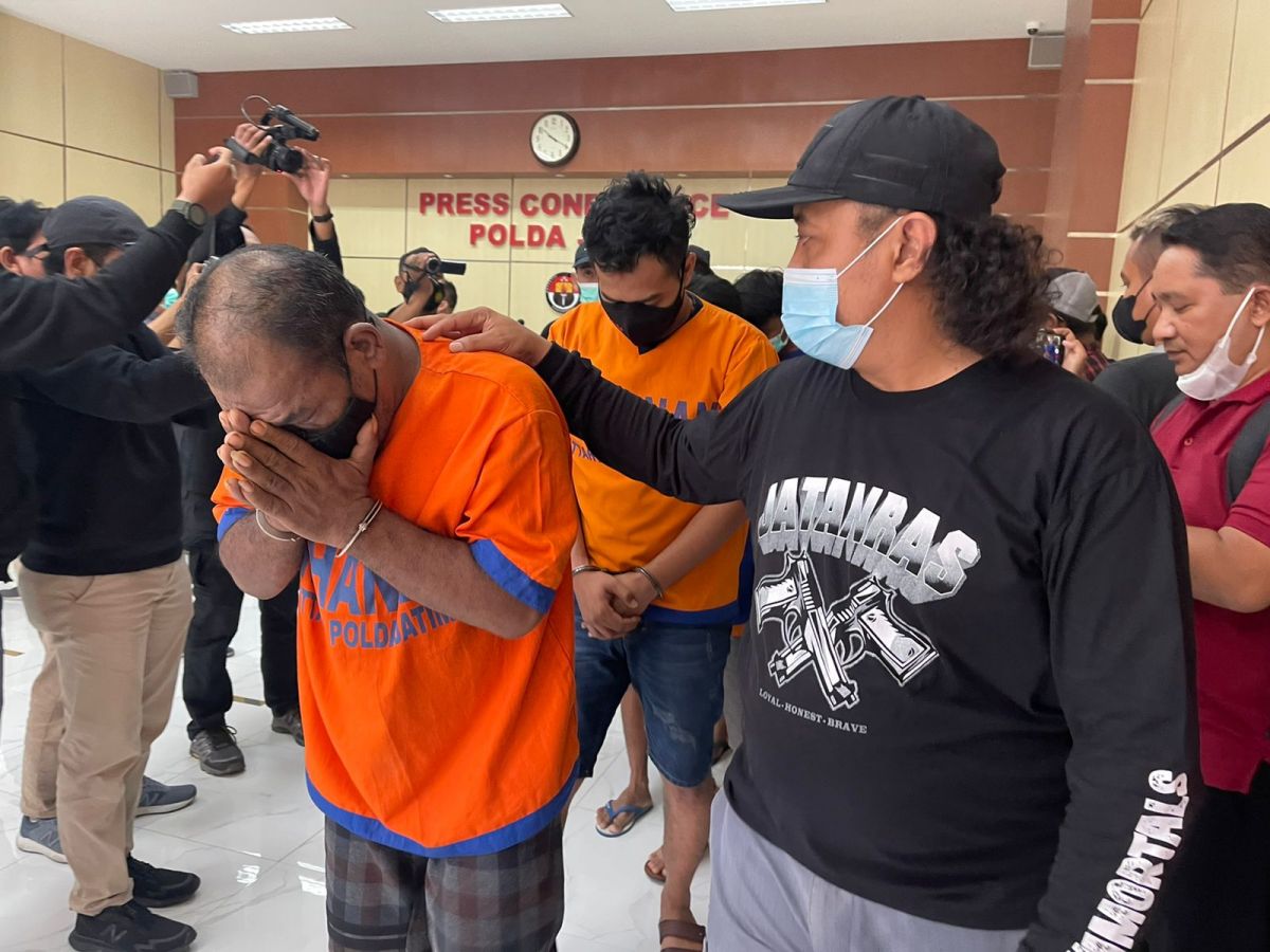 Polda Jatim meringkus komplotan pencuri kabel Telkom. (Foto: Zain Ahmad/jatimnow.com)