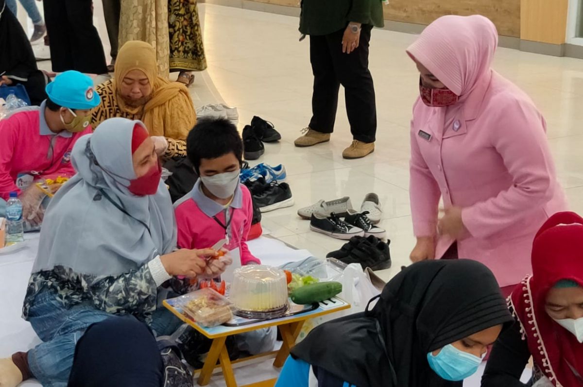 Suasana lomba mewarnai tas dan menghias tumpeng para siswa SLB. (Foto: Dok MM Unair)
