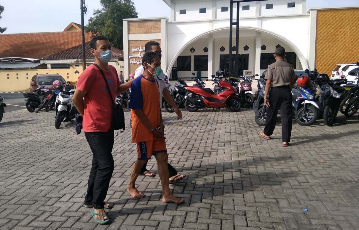 Sopir Mobil Siaga Desa, pelaku pencabulan saat digiring penyidik di Mapolres Jombang (Foto: Achmad Supriyadi/jatimnow.com)