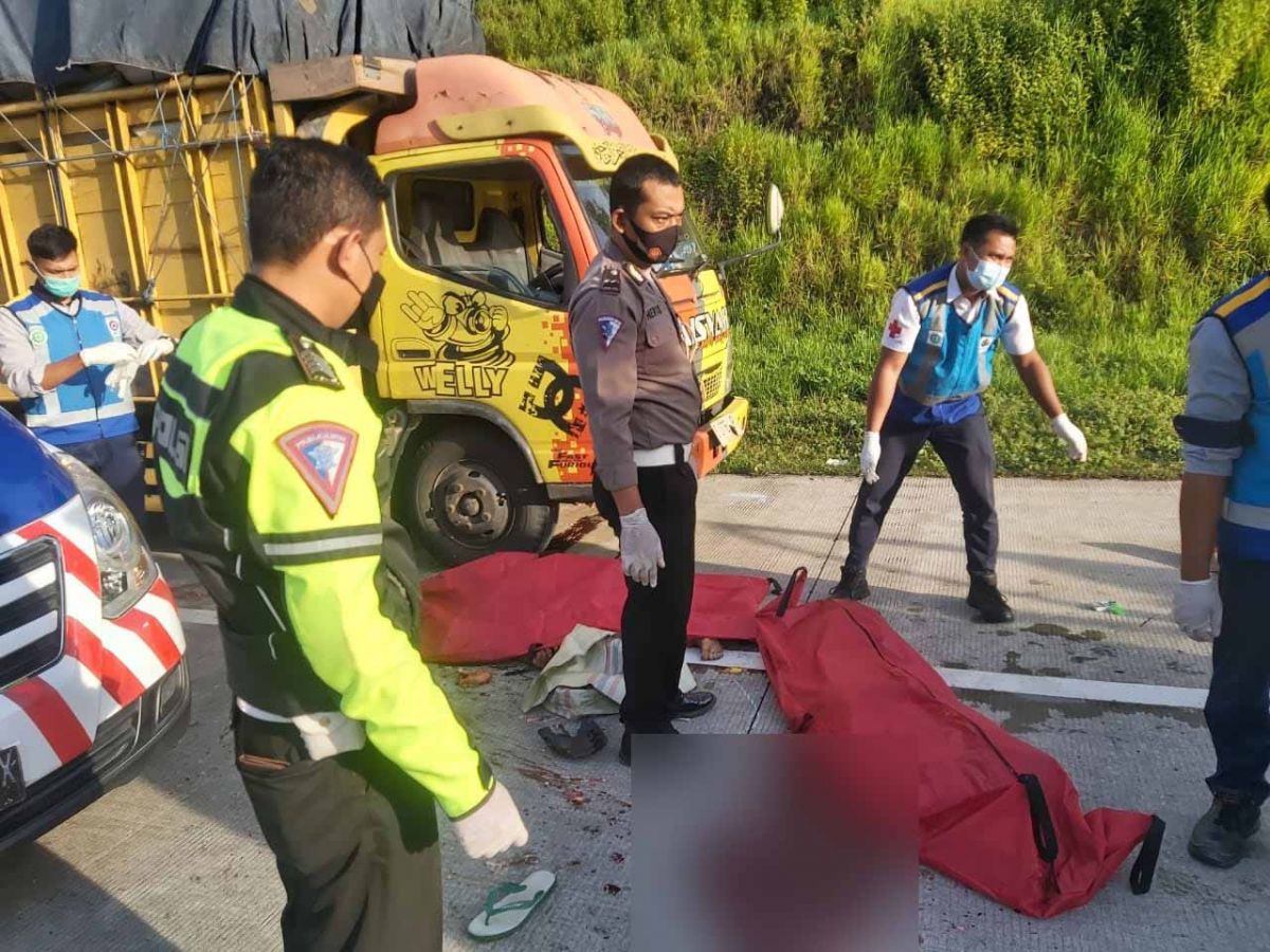 Kepolisian melakukan evakuasi korban tabrak lari di Tol Madiun (Polres Madiun/jatimnow.com)