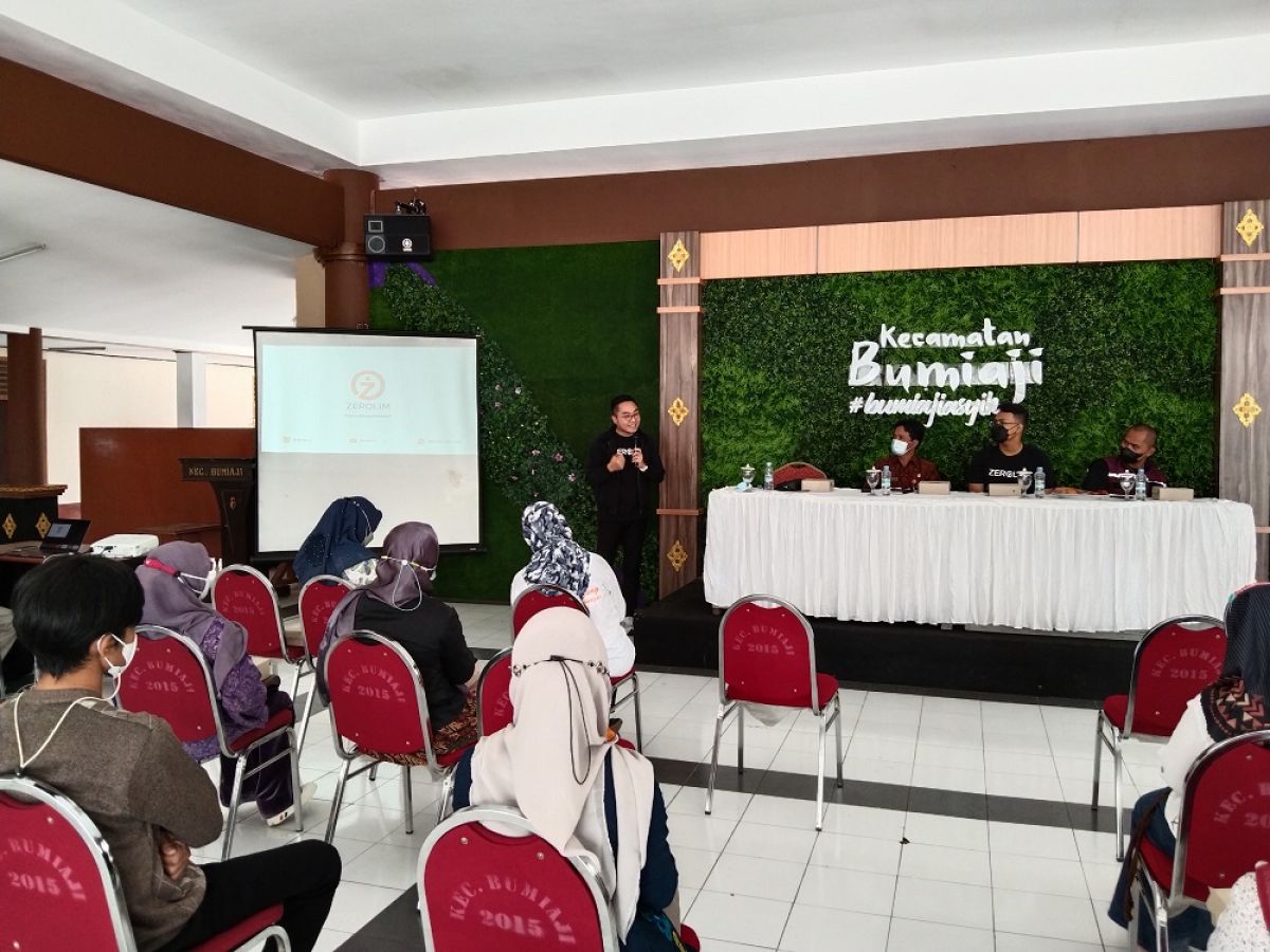 Tim dari PT Zerolim memberikan sosialisasi di Kecamatan Bumiaji, Kota Batu. (Foto: Galih Rakasiwi/jatimnow.com)