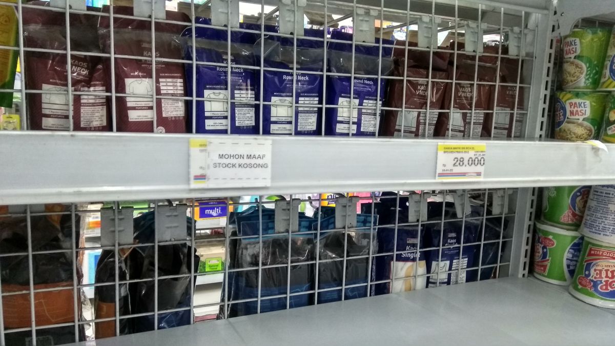 Etalase minyak goreng di Kabupaten Mojokerto. (Foto: Achmad Supriyadi/jatimnow.com)