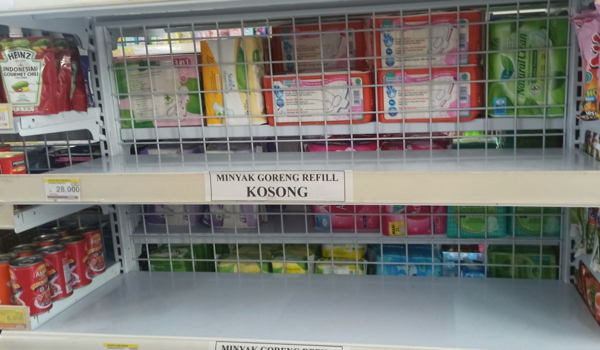 Rak minyak goreng di pasar modern kosong. (Foto: Dokumen)