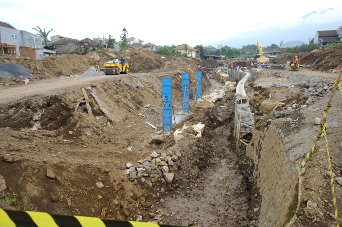 Pelebaran Sungai Sambong di Kecamatan Bumiaji, Kota Batu. (Foto: Galih Rakasiwi/jatimnow.com)