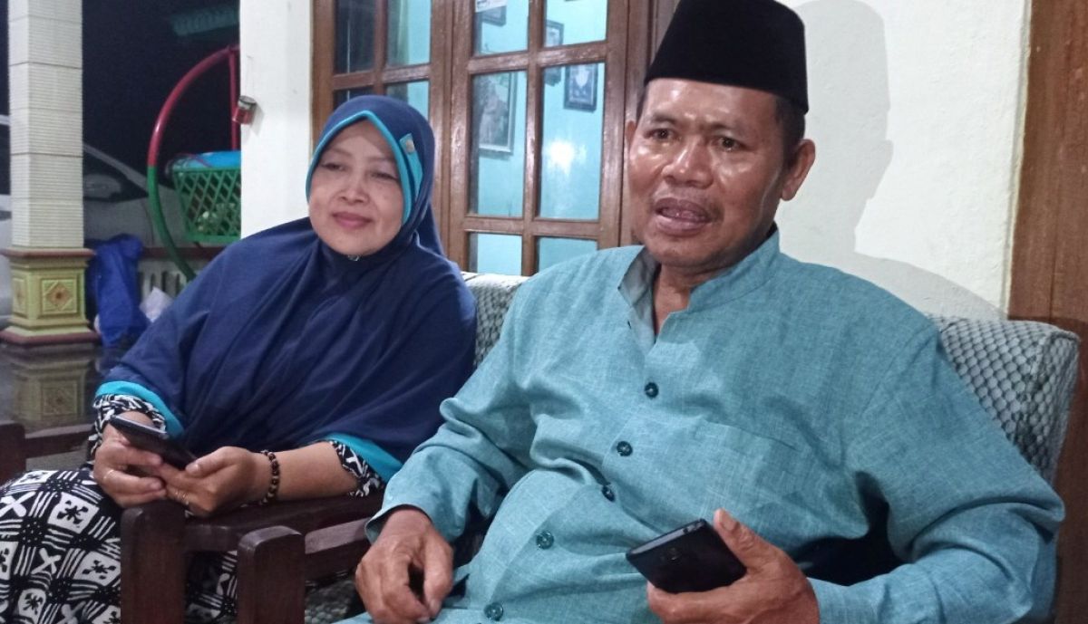 Suparlan, warga Desa Ngariboyo, Magetan yang menerima akta kematian. (Foto: Mita Kusuma/jatimnow.com)