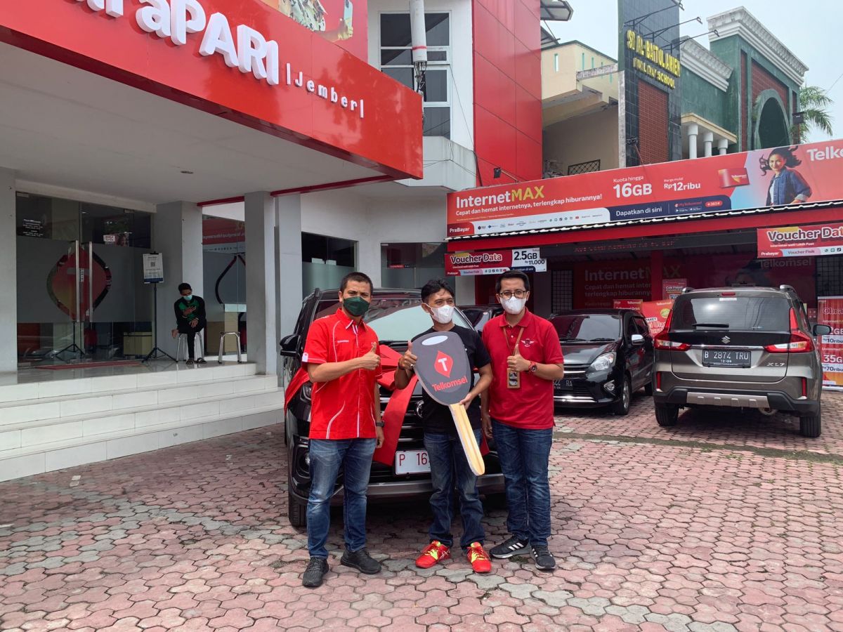 Manager Branch Jember, Norman Duta Irawan (kiri) menyerahkan 1 unit mobil Toyota Rush kepada Mohammad Syahlan, pelanggan Telkomsel asal Banyuglugur Situbondo. (Foto: Telkomsel/jatimnow.com)