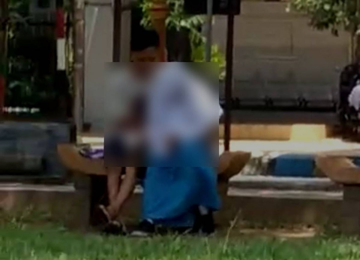 Tangkapan layar video viral sepasang muda-mudi diduga melakukan aksi asusila.