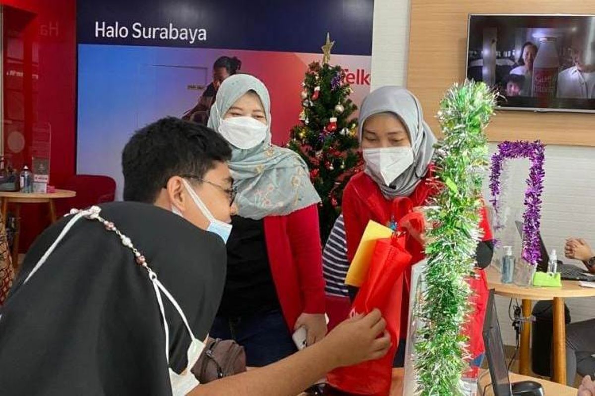 Vice President Consumer Sales Area Jawa Bali, Riny Novitriyanti (paling kanan) ketika meninjau ketersediaan Telkomsel Orbit dan produk Telkomsel di outlet-outlet wilayah area Jawa Bali. (Foto: Telkomsel for jatimnow.com)