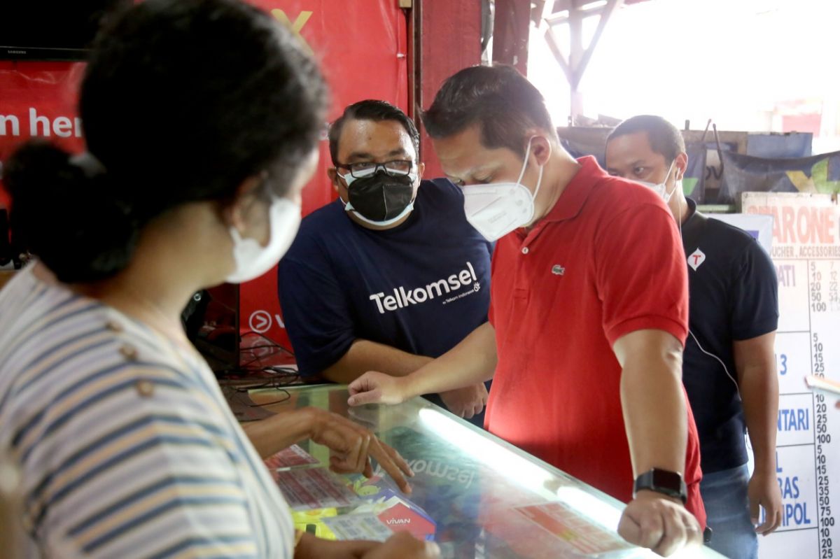 Direktur Sales Telkomsel Adiwinahyu Basuki Sigit (tengah) beserta Manajemen Telkomsel Area Jawa Bali saat terjun langsung ke lapangan mengunjungi outlet-outlet hingga pelosok untuk memastikan produk Voucher Fisik Internet dapat dinikmati pelanggan dengan 