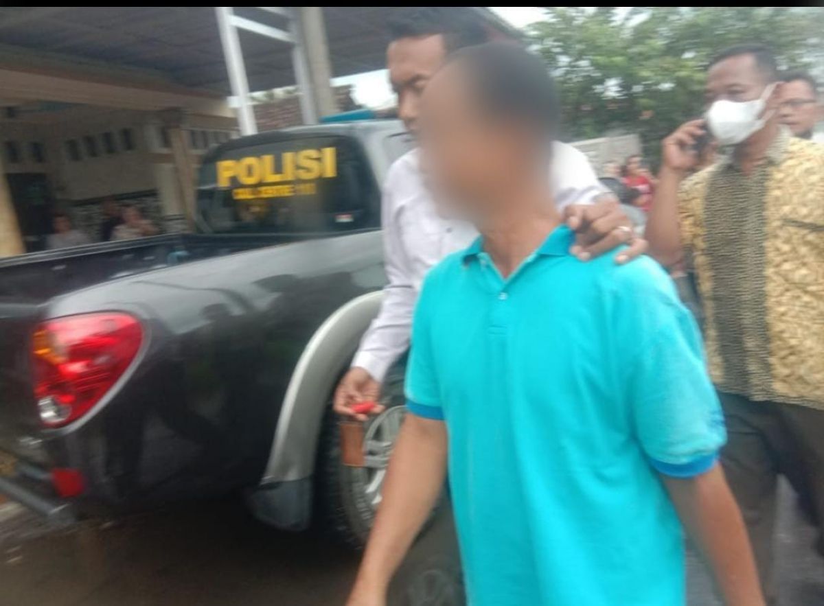 Terduga pelaku pencabulan saat dibawa petugas kepolisian. (Foto: Agus for jatimnow)
