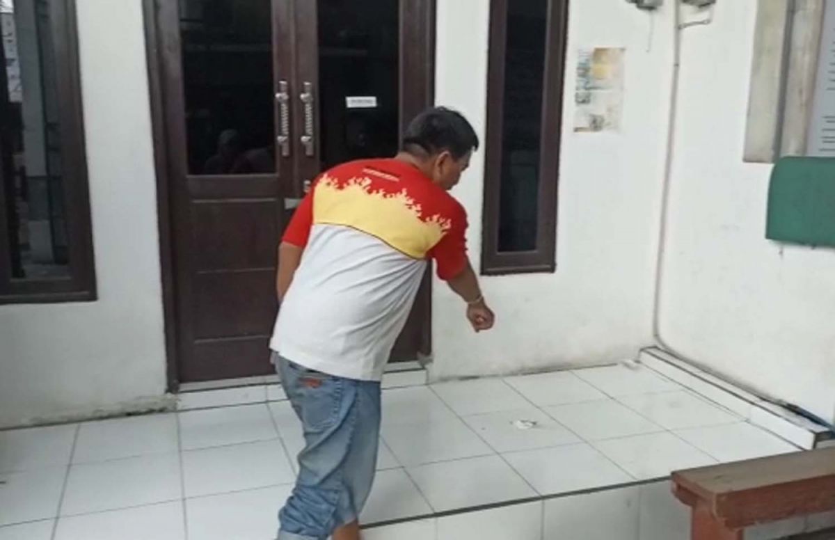 As'ad, penjual soto saat menunjukkan lokasi dugaan penculikan bayi di Surabaya (Foto: Tangkapan layar video amatir yang diperoleh jatimnow.com)
