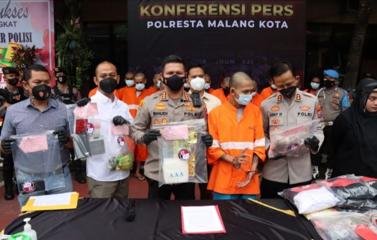 Tersangka MRD saat rilis di Mapolresta Malang Kota, Kamis (6/1/2022). (Foto: Humas Polresta Malang for Jatimnow.com)