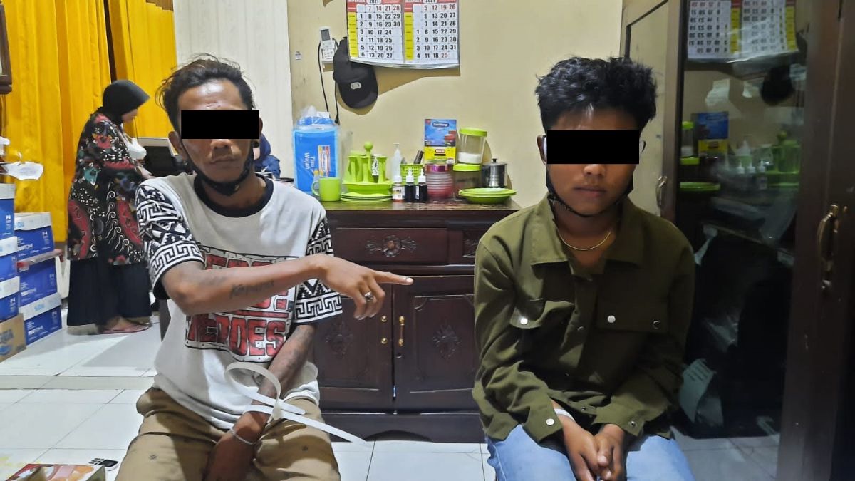 Dua tersangka pengedar pil setan diamankan Polres Probolinggo. (Foto: Mahfud Hidayatullah/jatimnow.com)